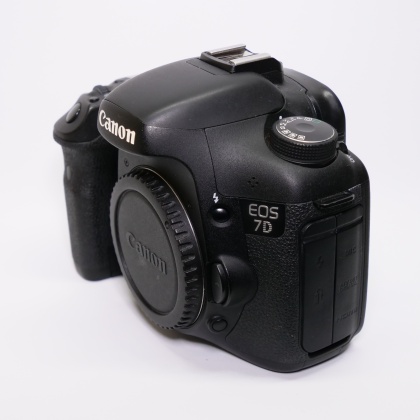 Used Canon EOS 7D DSLR body Used Canon EOS 7D DSLR body