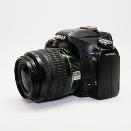 Used Pentax ist DS DSLR camera with 18-55mm lens Used Pentax ist DS DSLR camera with 18-55mm lens