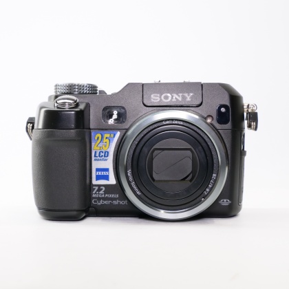 Used Sony Cybershot DSC-V3 digital compact camera Used Sony Cybershot DSC-V3 digital compact camera