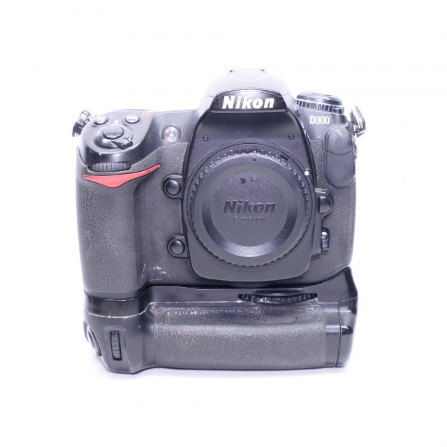 Used Nikon D300 DSLR body with grip