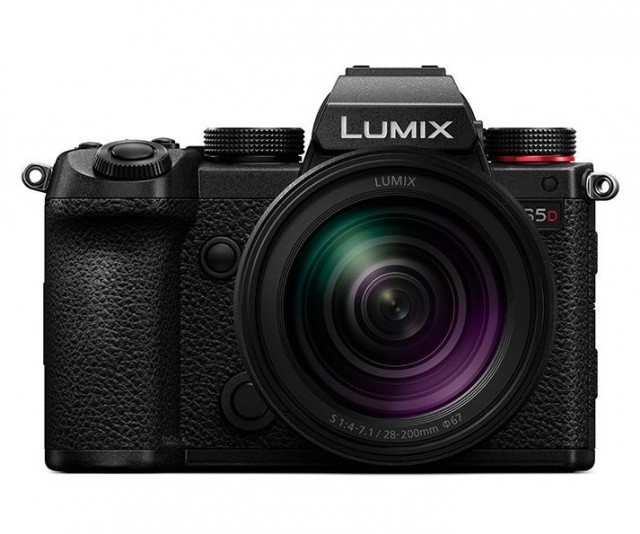 Lumix Panasonic Lumix S5D Mirrorless Camera with S-R28200 lens